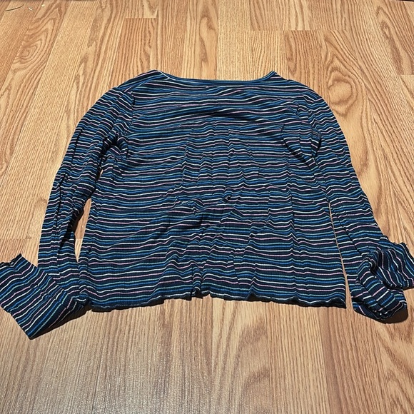 SO woman’s Medium stripped long sleeve top- very soft and comfortable. - Picture 4 of 4
